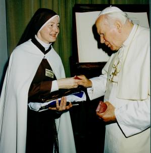Sister Joseph Marie of the Trinity with Pope John Paul II (10-22-98)